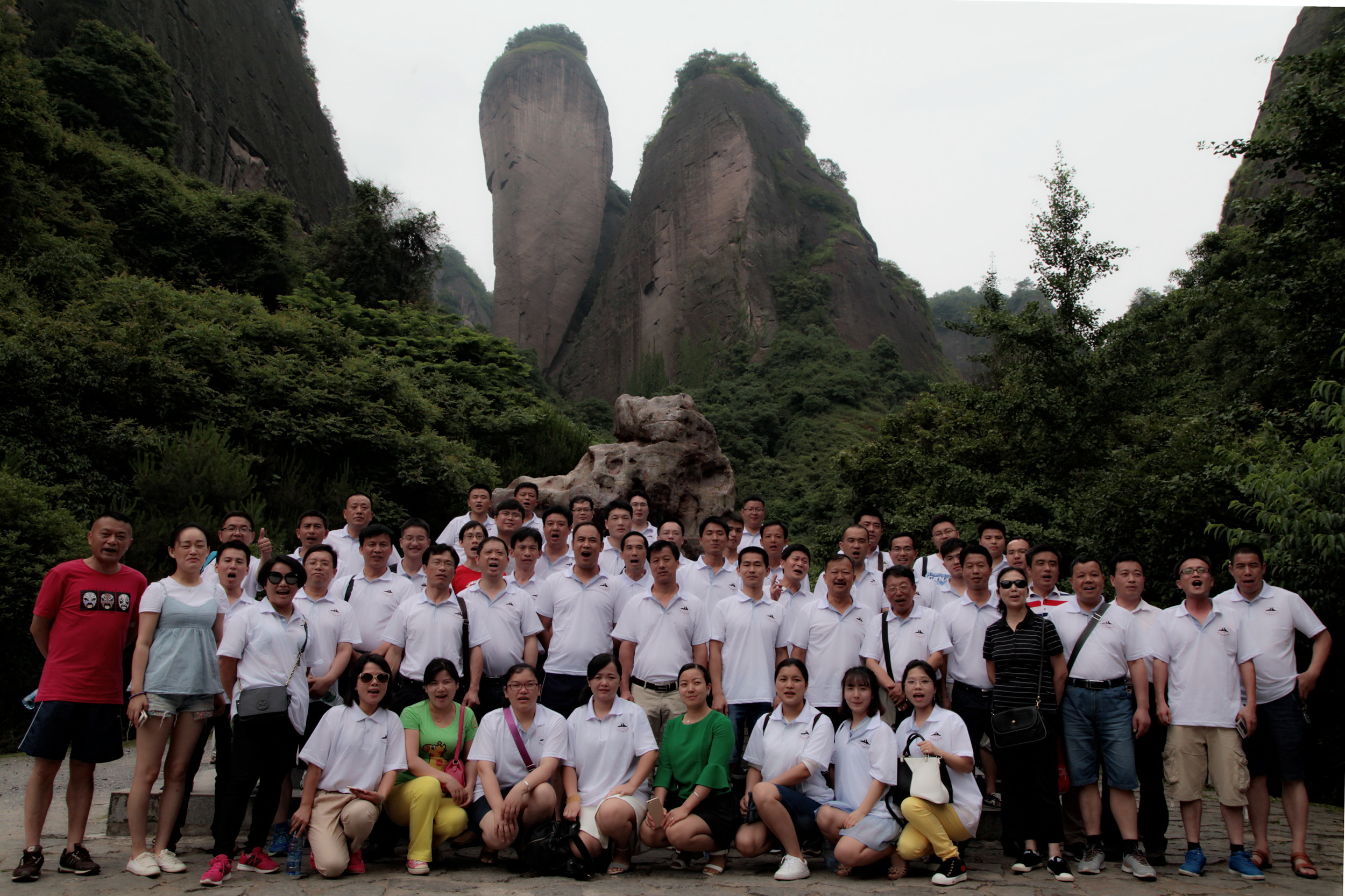 6月11日，全體與會人員游覽了崀山八角寨、辣椒峰景區(qū)
